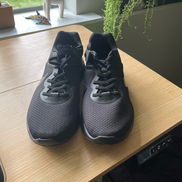 Mens Size 11 Nike Black Sneakers - Picture 3 of 5